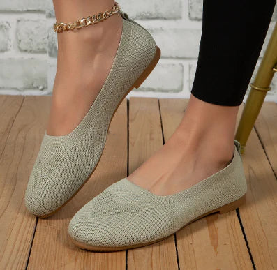 Flat and breathable orthopedic shoes for women